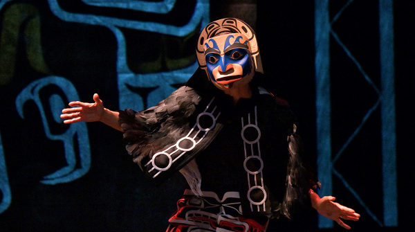 Spectacle Raven Mother - danseur avec masque