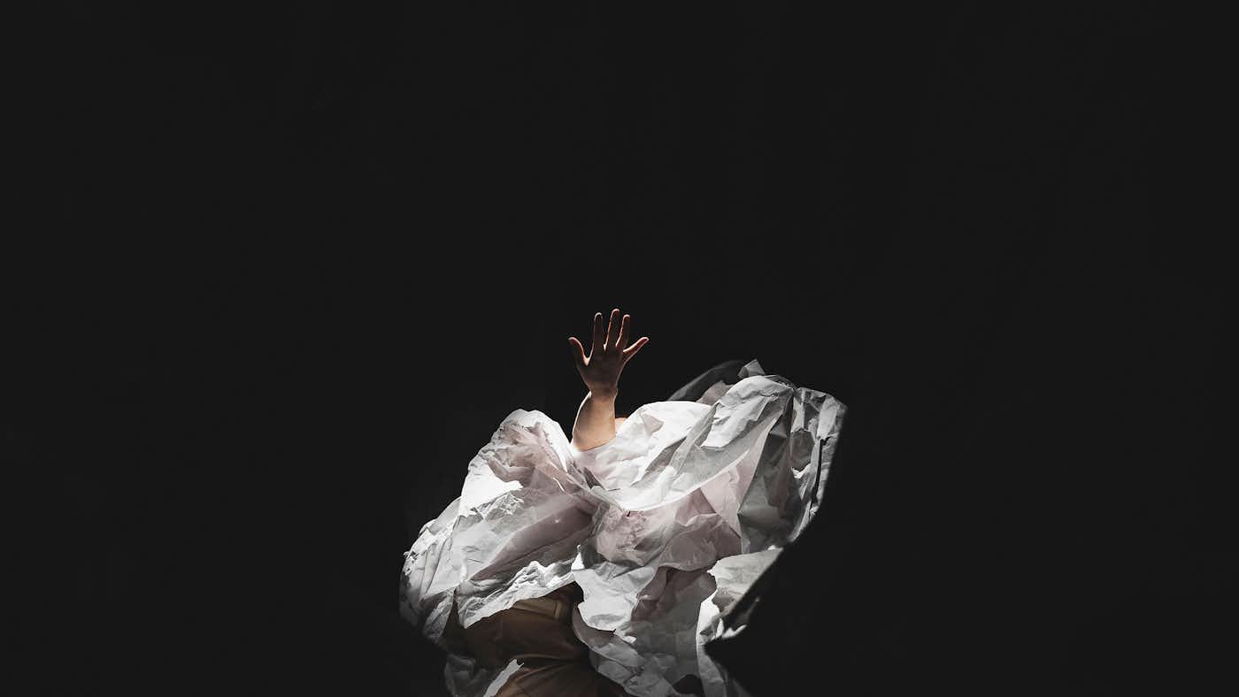 Photo du spectacle Refonte, une artiste en danse sur fond noir