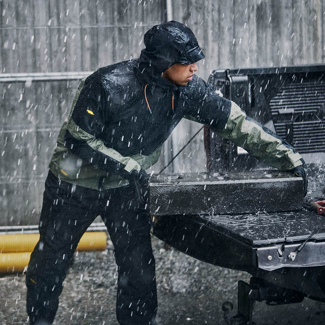 Waterproof workwear for wet weather – certified rainwear