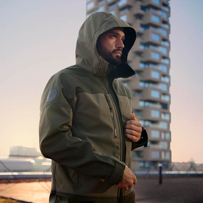 Softshell work jackets – windproof & water repellent