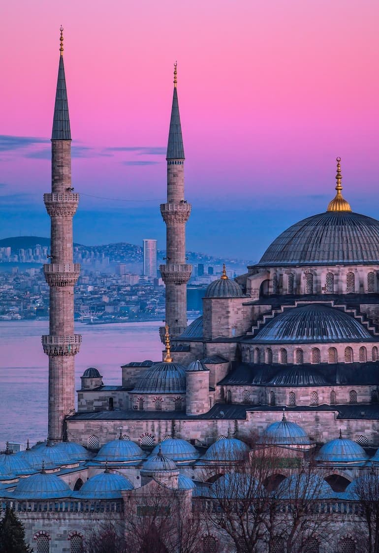 A view of the Hagia Sophia in Istanbul with a pink and blue sky