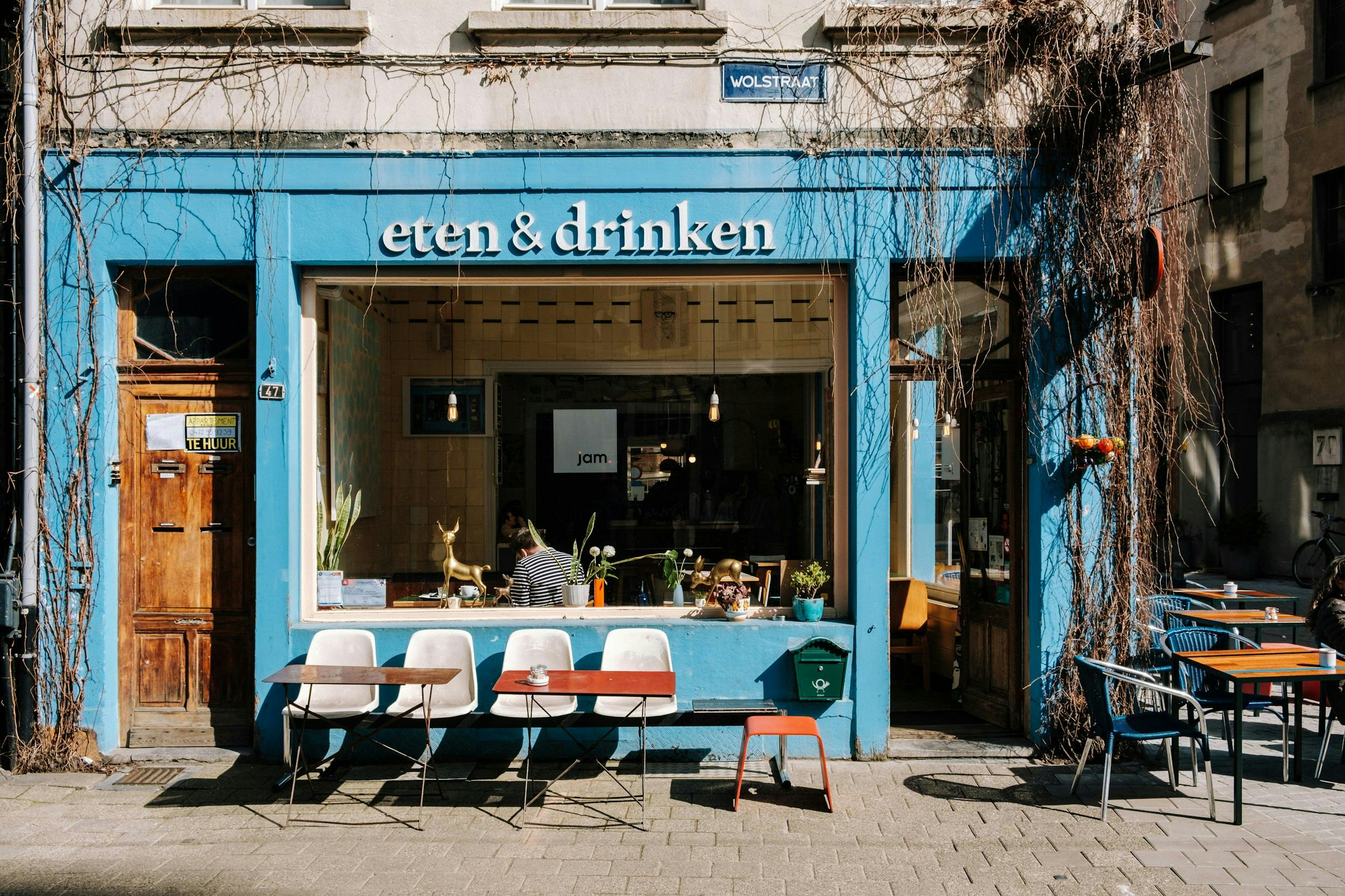 blue and white Eten & Drinken store front during daytime