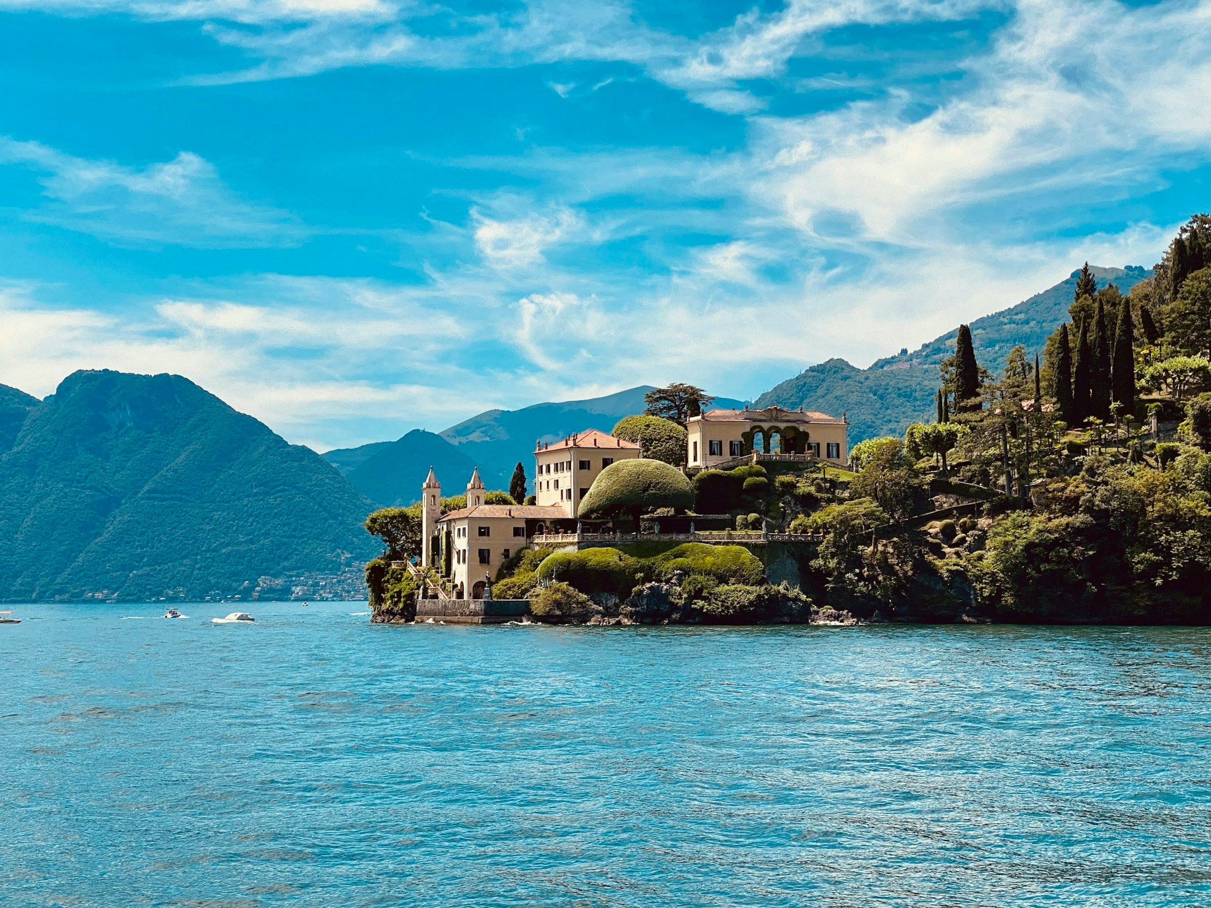 a small island with Villa del Balbianello on it