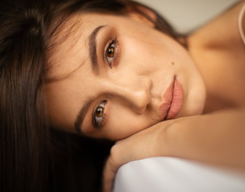 Brown-haired woman posing on the ground