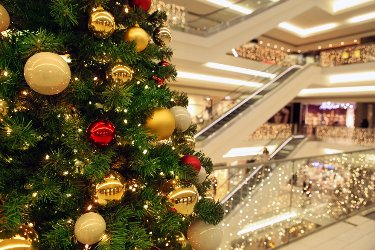 Met kerst versierd winkelcentrum