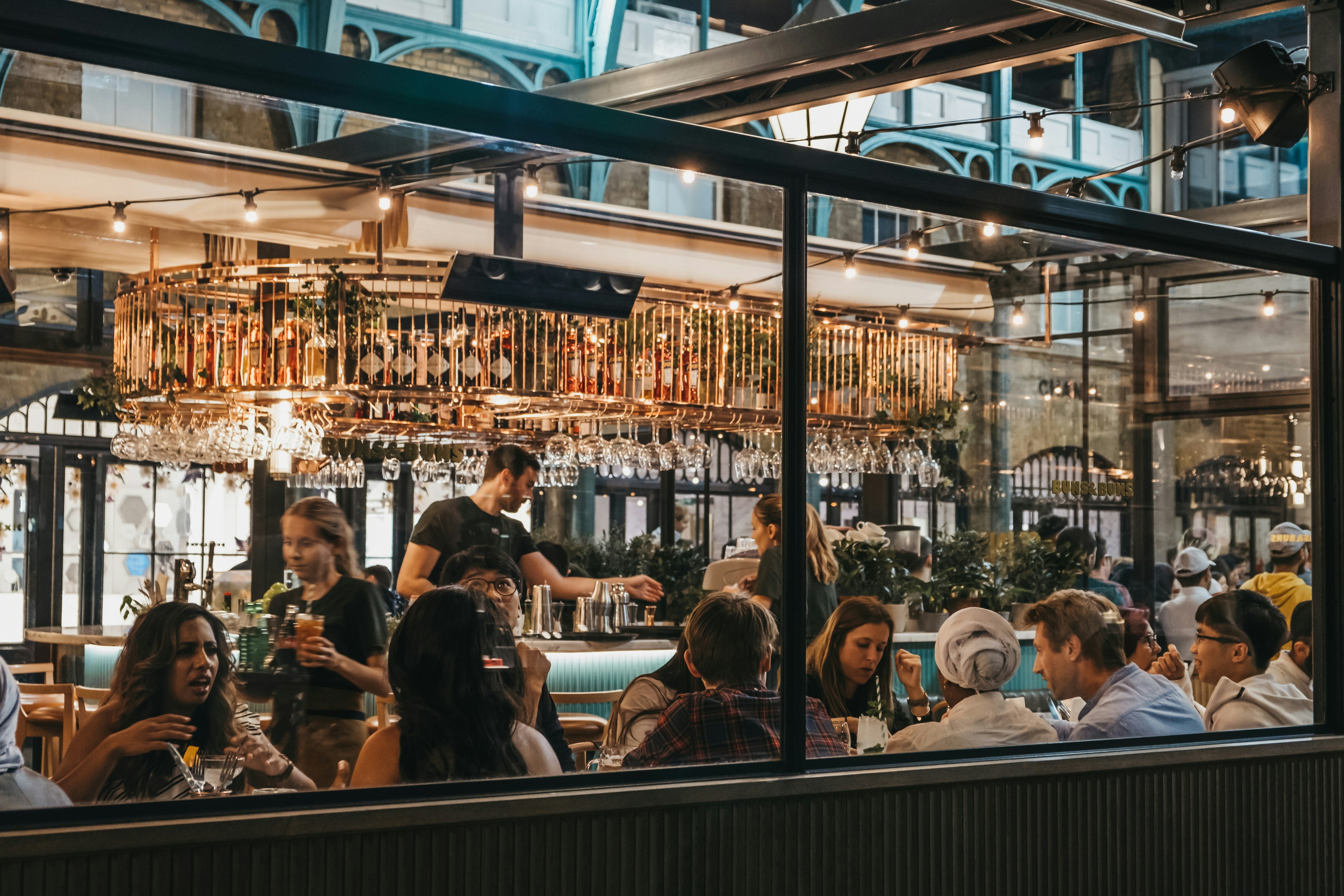 Steigere die Tischumsatzrate und den Umsatz deines Restaurants mit Musik von Soundtrack Your Brand