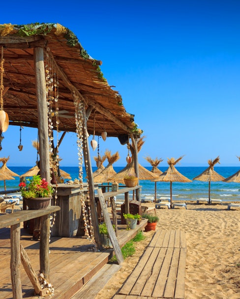 The best background music for poolside, pool bar, beach club and waterfront Bars. Set the ambiance with these 8 playlists.