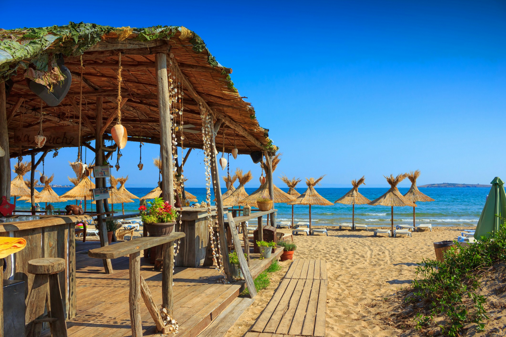 De beste achtergrondmuziek voor Bars aan het zwembad, poolbar, beachclub en aan het water. Bepaal de sfeer met deze 8 afspeellijsten.