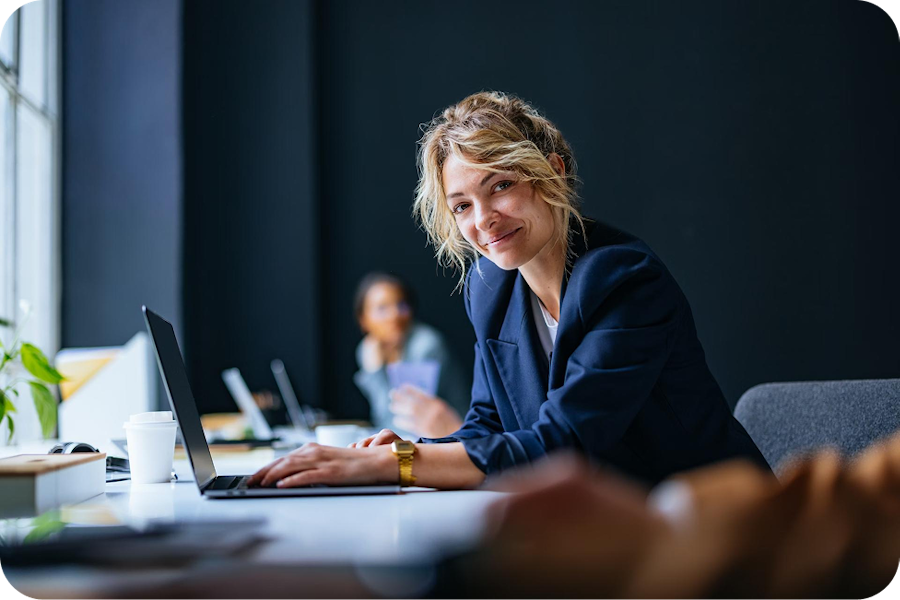 Vrouw aan haar bureau Vrouw aan haar bureau