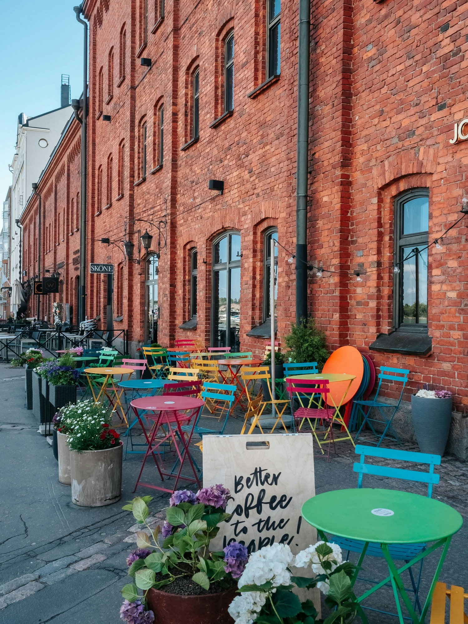 Kafé i Helsingfors med färgglada sittplatser