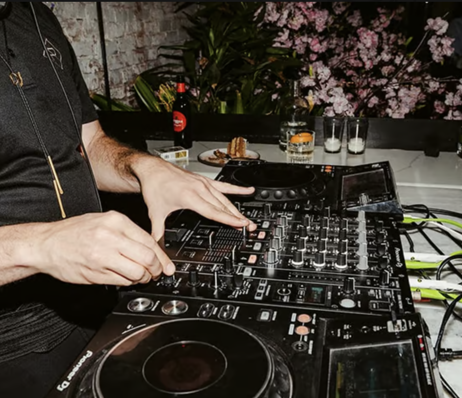 restaurant DJ