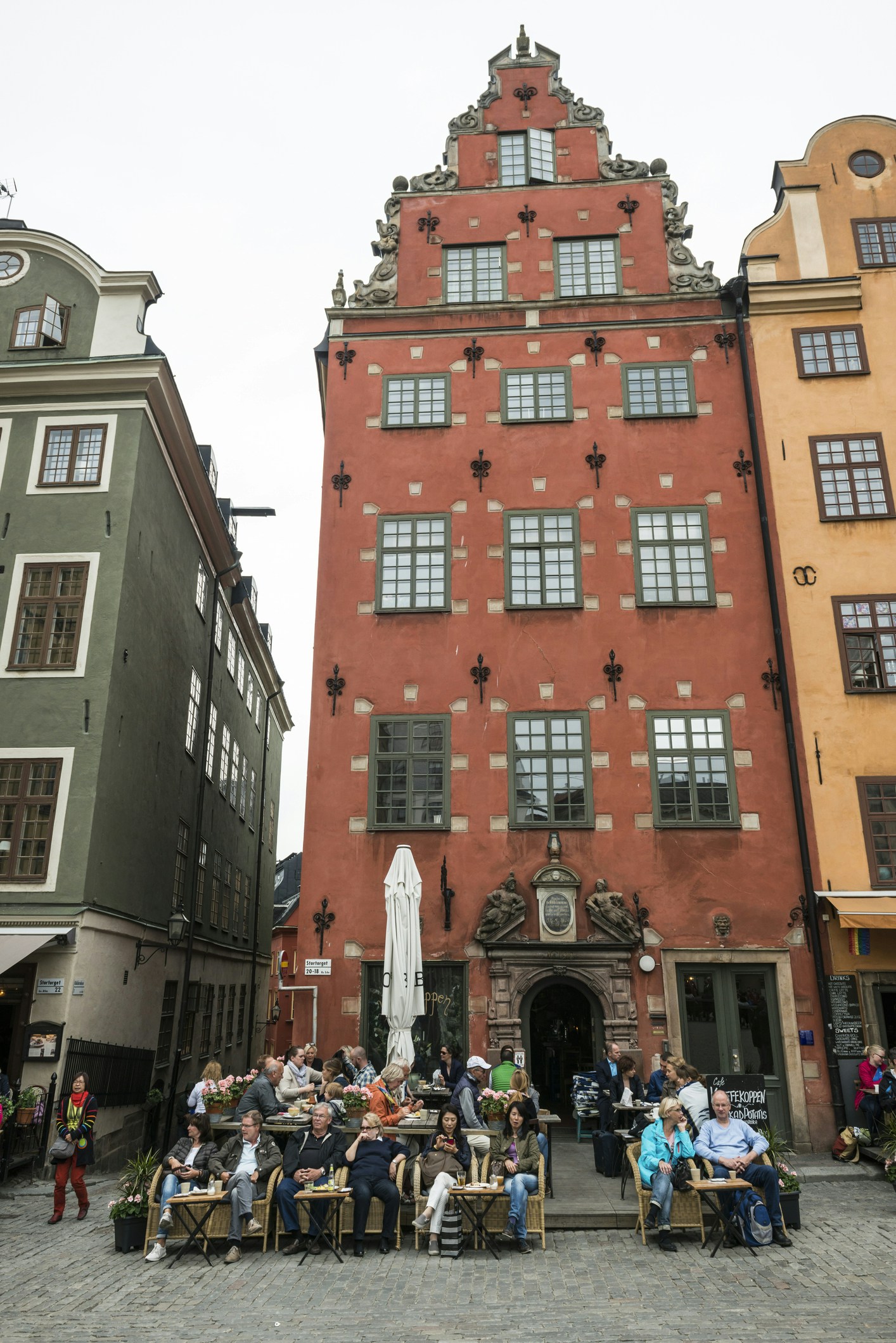 Café-gebouw in Stockholm met zitplaatsen buiten