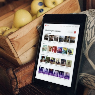 Ipad met afspeellijsten voor zakelijke muziek