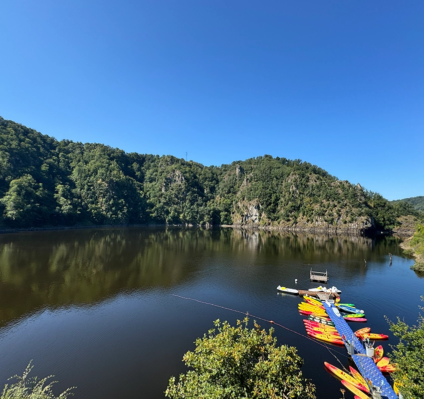 People kayaking down the Dordogne river
