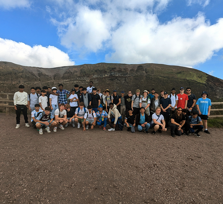 A group of students standing in front of Mount Vesuvius crater