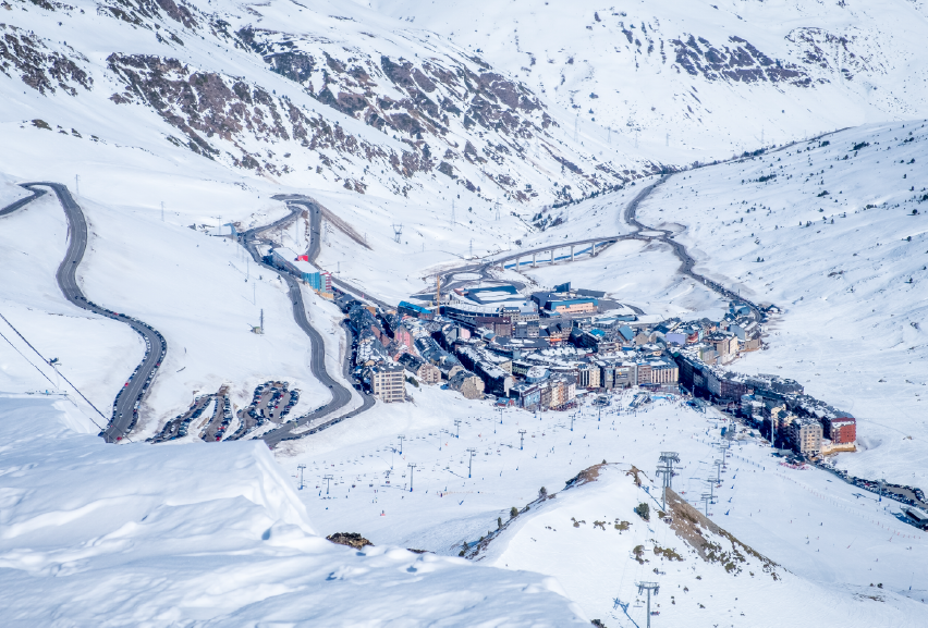 Pas de la Casa town view from the slopes