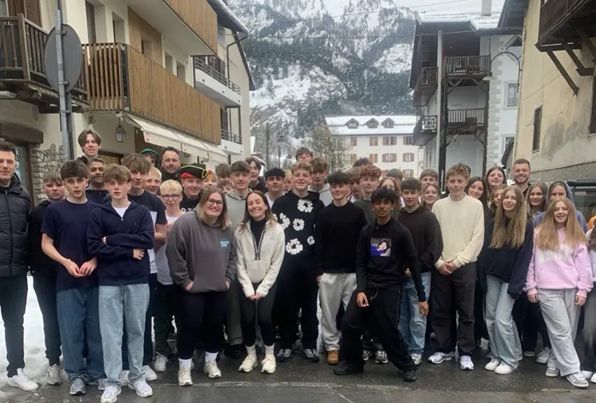 A group of students in front of a ski hotel
