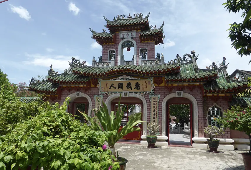 Zoe and James Explore Vietnam