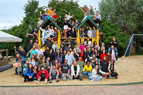 Schaut euch in unserem Dorf mal um.