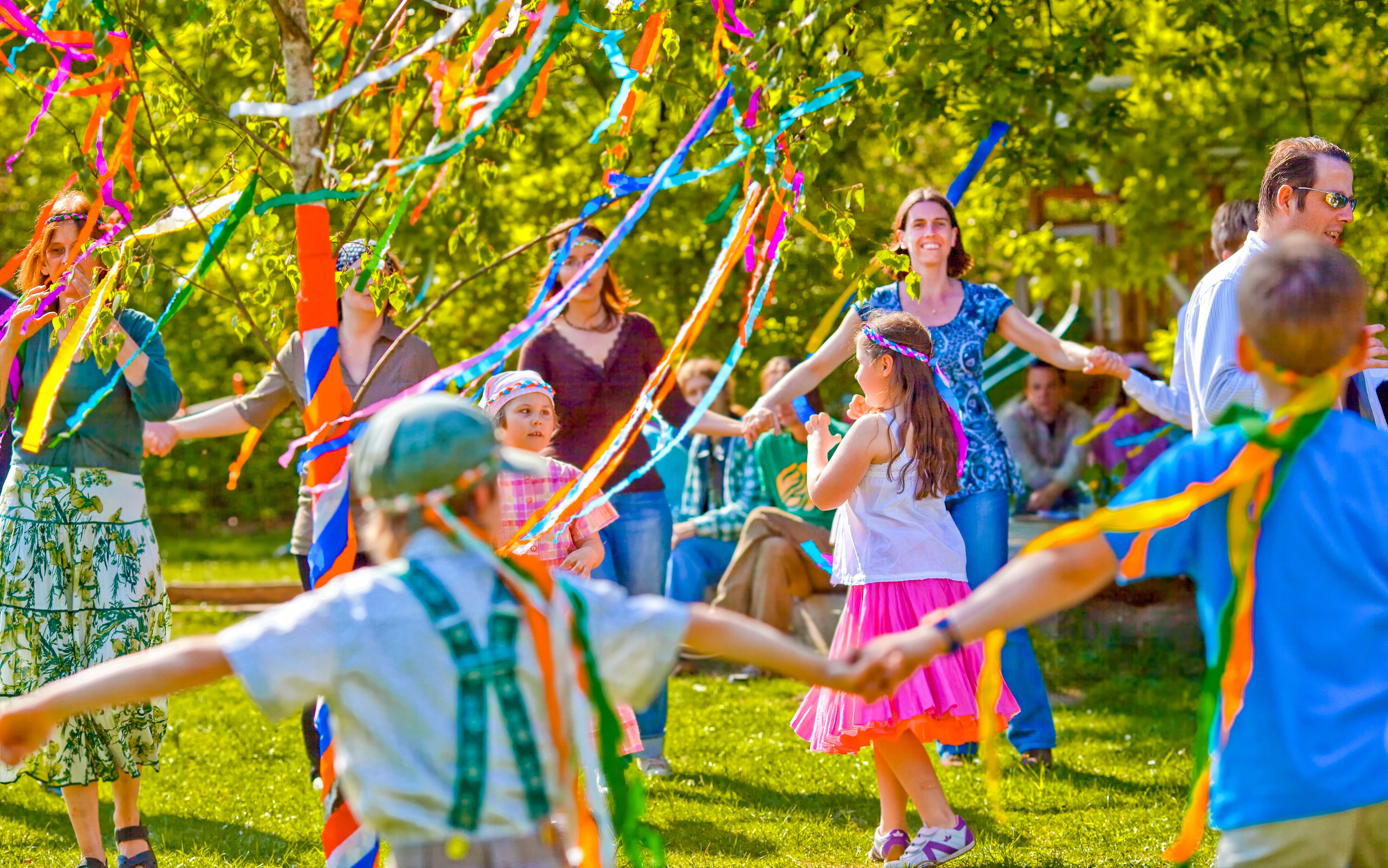 Schaut euch in unserem Dorf mal um.