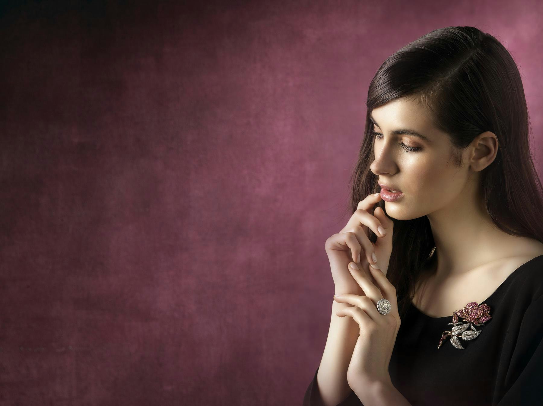 spilla rubini e brillanti gioiello biscioni modella con gioiello biscioni