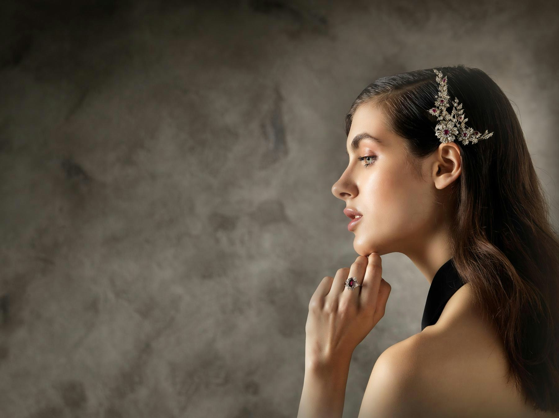 spilla e anello in oro bianco 18 kt con brillanti e pietre preziose modella che indossa spilla e anello biscioni