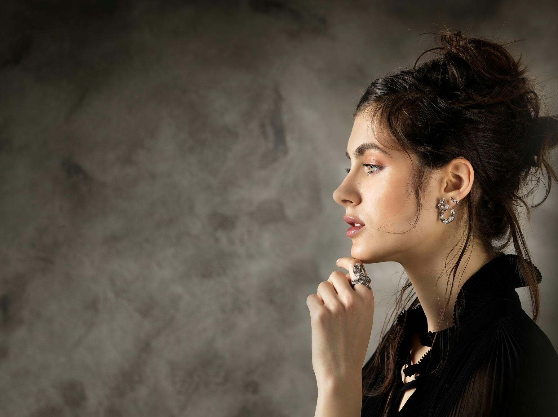 anello e orecchini con diamanti neri e bianchi modella con parure di diamanti color