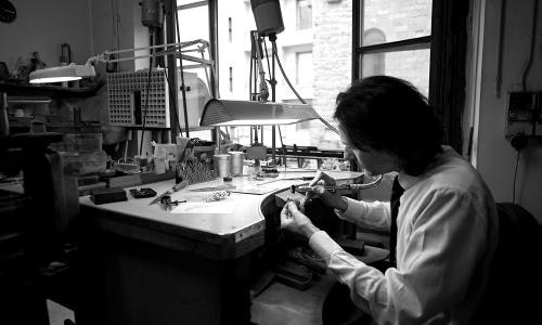 artigiano che lavora sui gioielli in laboratorio
