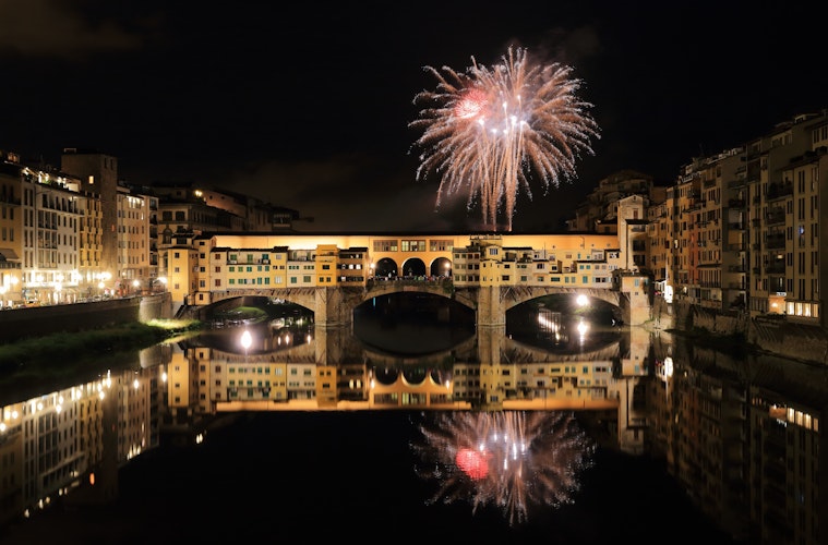 Fuochi d'artificio per la festa di San Giovanni su Ponte Vecchio illuminato di notte