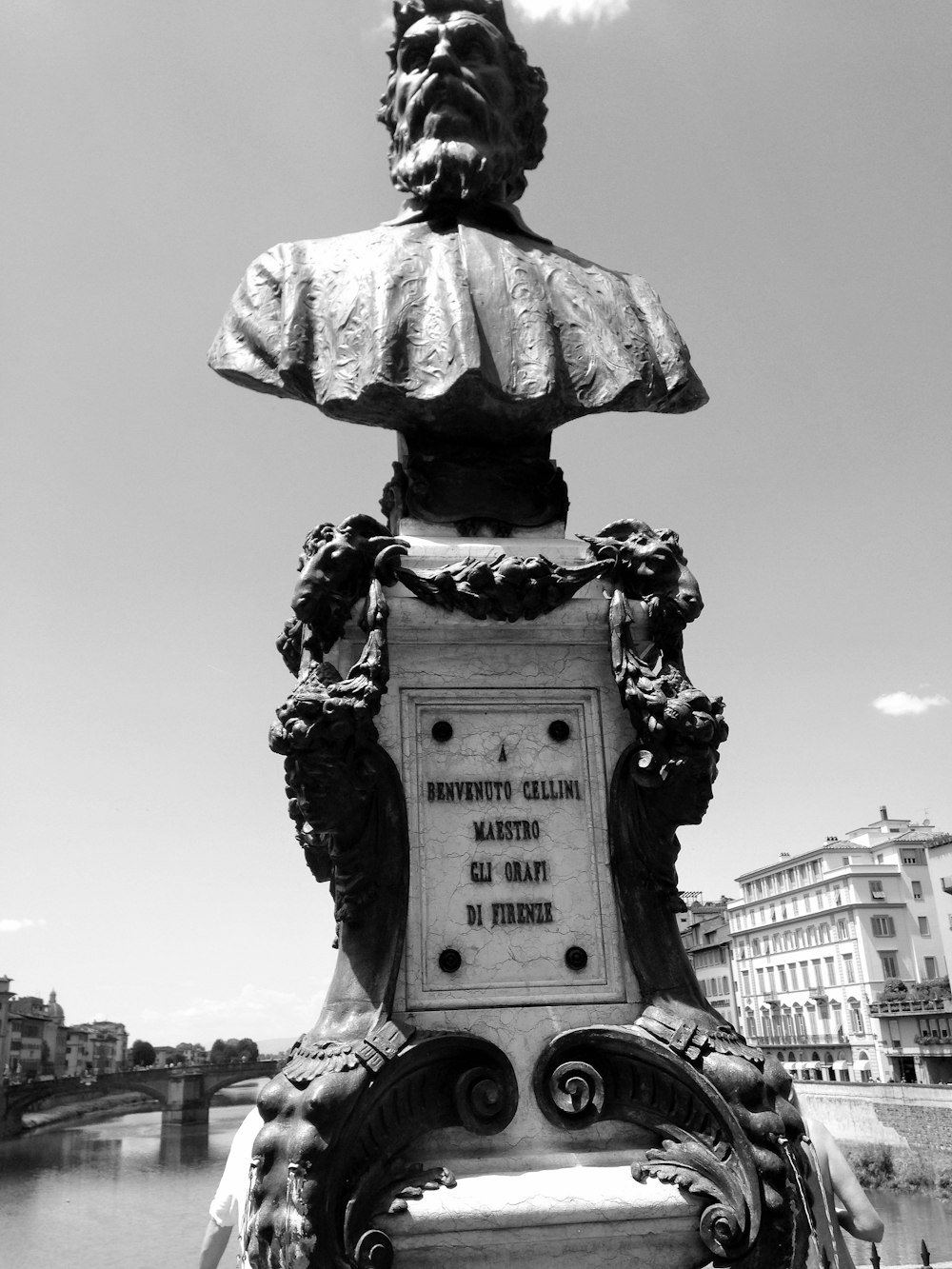 Ponte Vecchio la via dell'oro Biscioni Gioielli Statua su Ponte Vecchio a Firenze