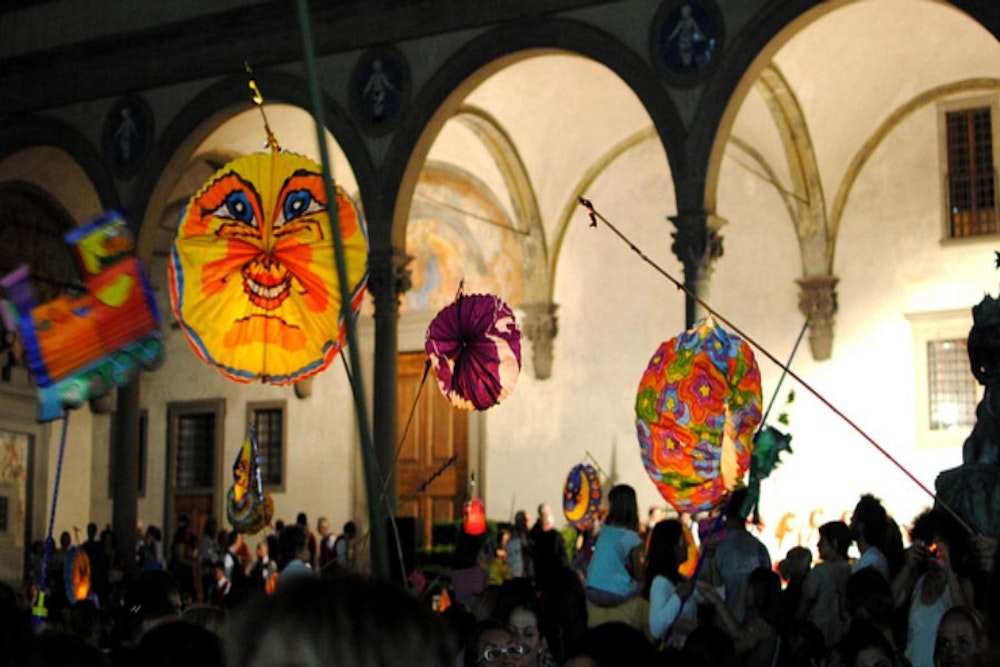 Piazza della Santissima Annunziata piena di persone e rificolone