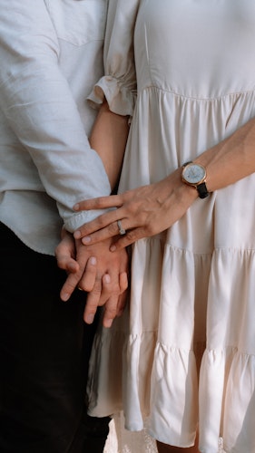 Hands of lovers intertwined where you see the jewels Biscioni