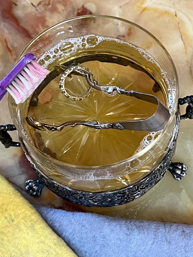 Lavaggio e pulizia dell'anello della collezione  Biscioni Gioielli con vasca e spazzolino
