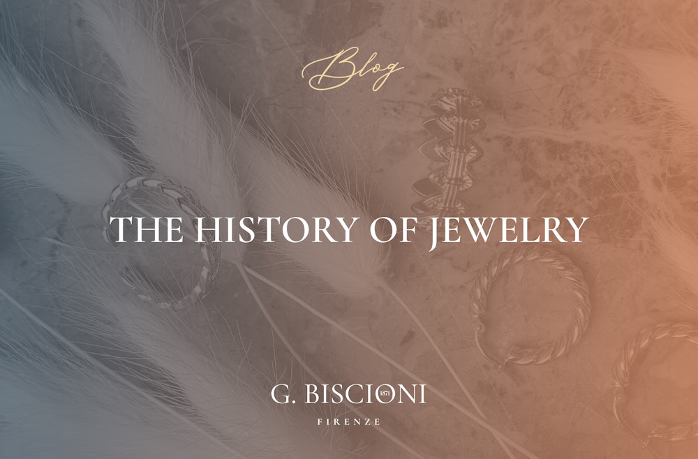 cover blog post la storia del gioiello cover blog post sulla storia del gioiello con il logo Biscioni e in sfondo dei gioielli in trasparenza