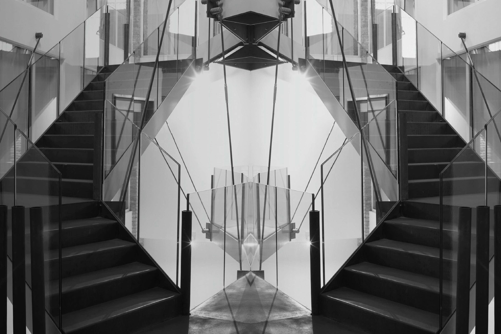 Immagine frontale delle scale all'interno della fornace Morandi