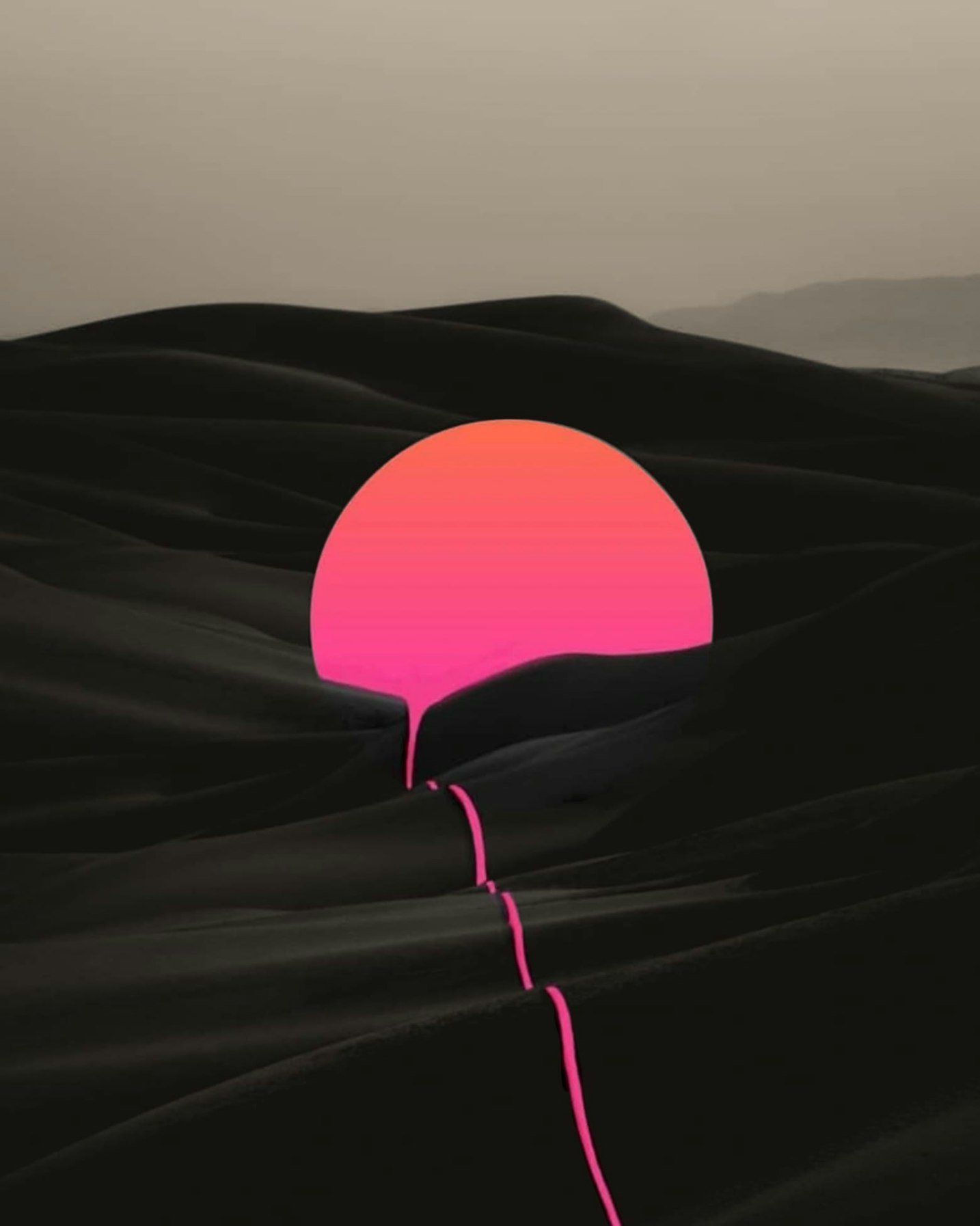 Un sole rosa neon tramonta dietro le dune scure del deserto, tracciando una vivida linea rosa lungo la sabbia. Il cielo è di un grigio tenue, in contrasto con il sole vibrante e mettendo in risalto il paesaggio sereno.