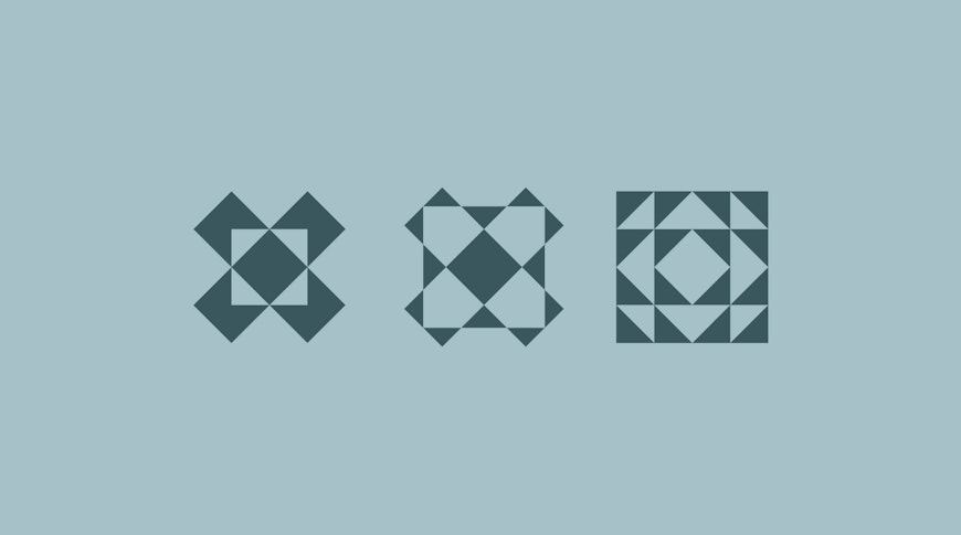 Tre motivi geometrici su uno sfondo azzurro. Ogni motivo è composto da quadrati e triangoli disposti in diverse configurazioni, tutti di colore verde scuro.
