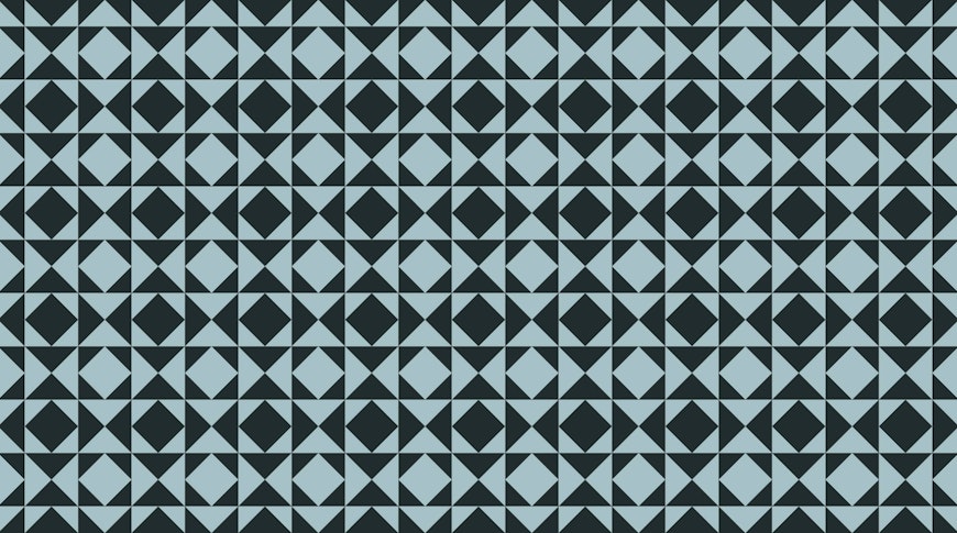 Un motivo geometrico senza soluzione di continuità caratterizzato da rombi e triangoli azzurri alternati su uno sfondo scuro, creando una griglia simmetrica con un design ripetitivo e visivamente sorprendente.