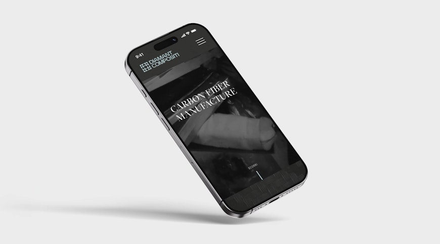 Smartphone che mostra sullo schermo un sito web sulla Carbon Fiber Manufacture, su uno sfondo semplice e chiaro. Lo schermo mostra un'immagine di materiale in fibra di carbonio con un tema scuro.