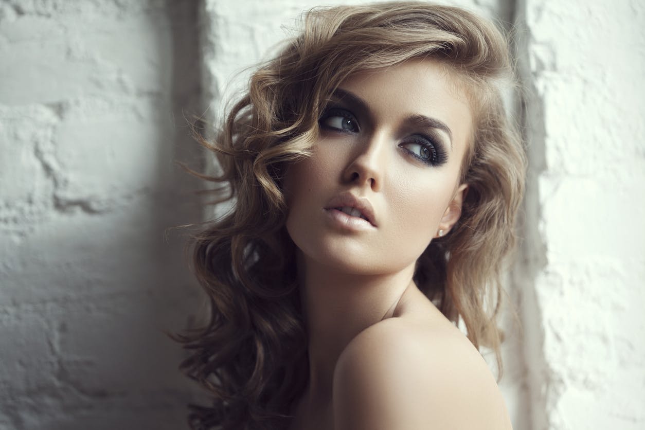 beautiful woman with smooth skin and full lips looking behind her