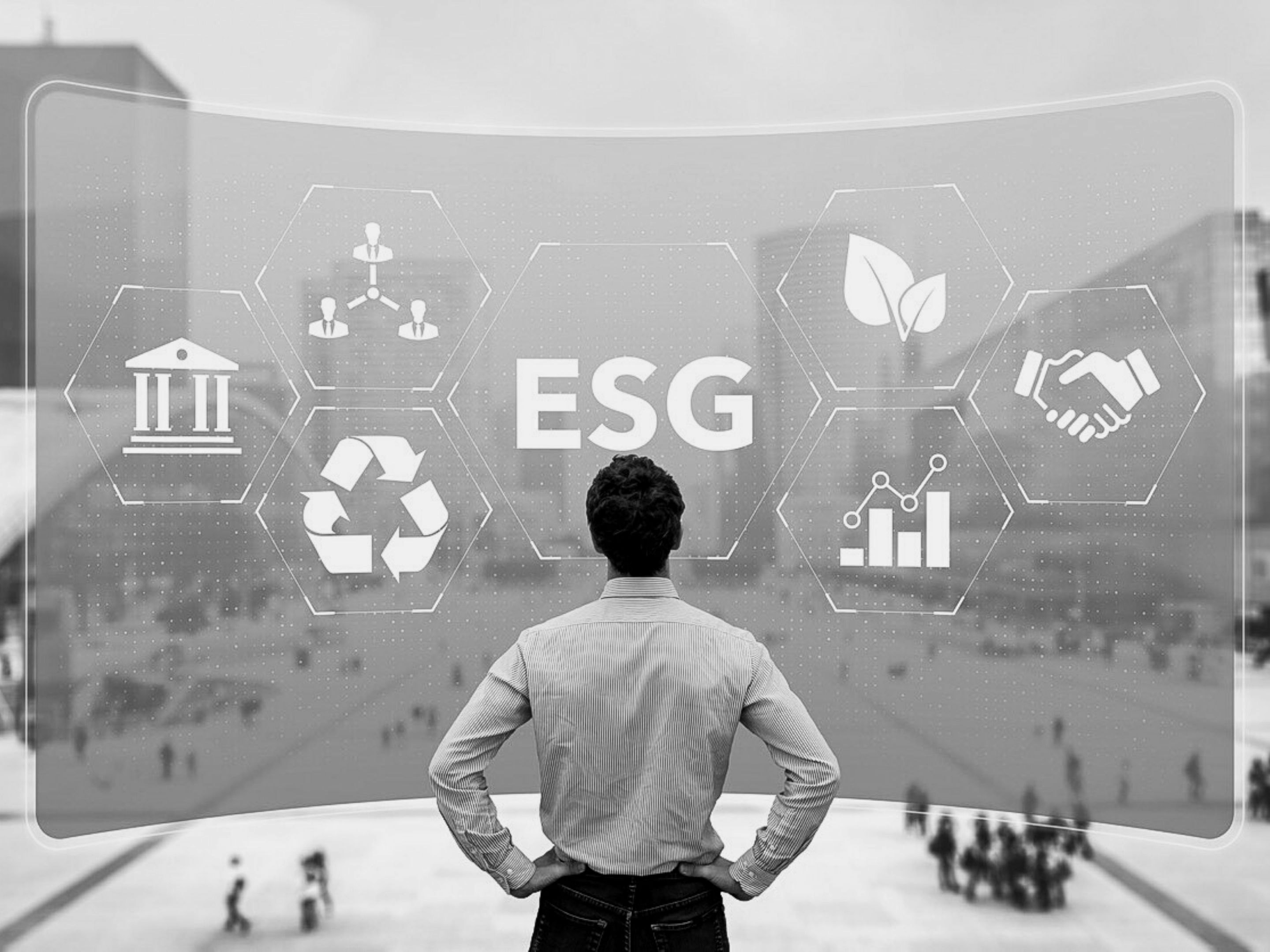 Mann steht vor einem großen Display mit der Aufschrift ESG