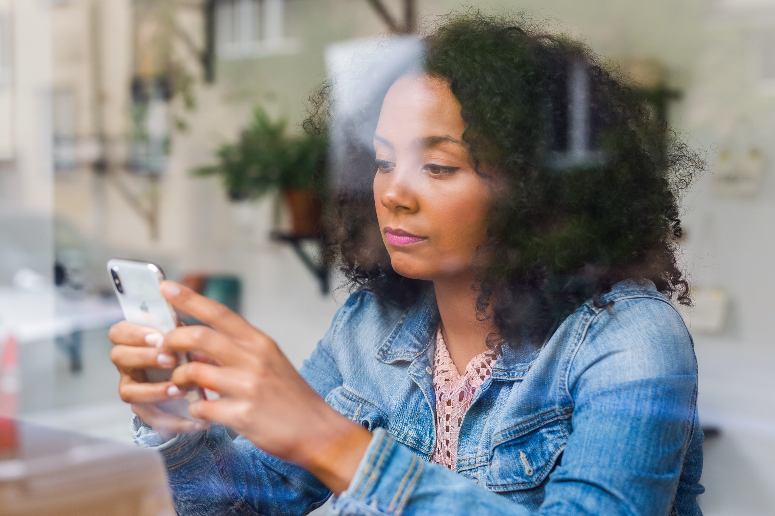 Kvinna med telefon söker vård