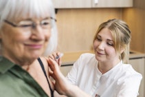 Äldra kvinna får bältrosvaccination Äldre kvinna får bältrosvaccination