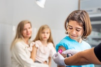 Pojke får TBE-vaccination Pojke får TBE-vaccination