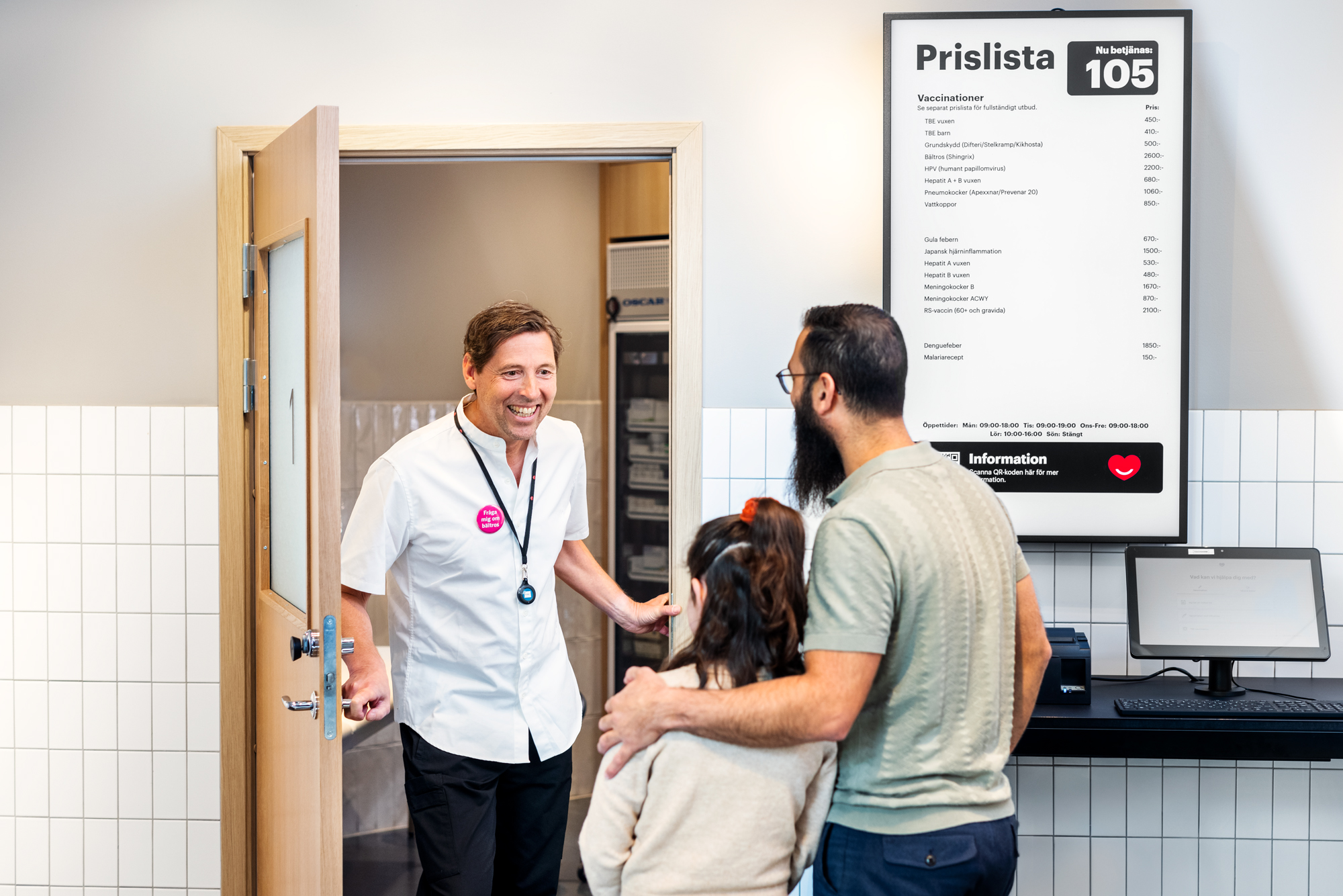 Sjuksköterska hälsar familj in till mottagningen