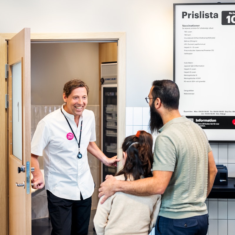 Sjuksköterska hälsar familj in till mottagningen