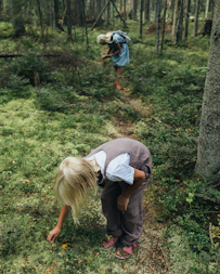 Skydda dig mot TBE i sommar Familj ute i naturen