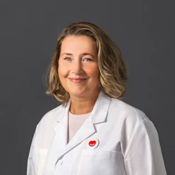 Att förändra levnadsvanor och gå ner i vikt är svårt Bild på en kvinnlig läkare som hjälper patienter att gå ner i vikt