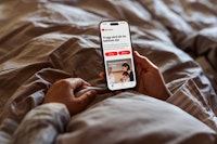 Få hjälp med att gå ner i vikt digitalt Person som använder sin mobil för att söka vård för viktnedgång