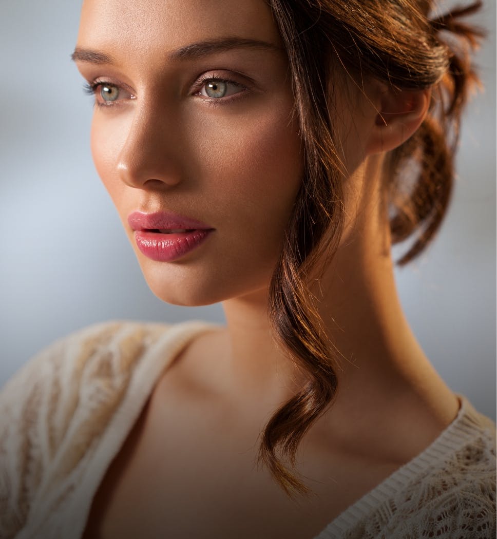 beautiful woman with slim neck and small facical features.